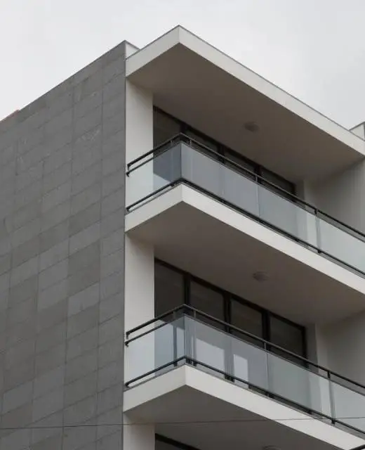 Revestimento exterior de edifício pela Marmoramos, especialistas em soluções de pedras naturais e compactas