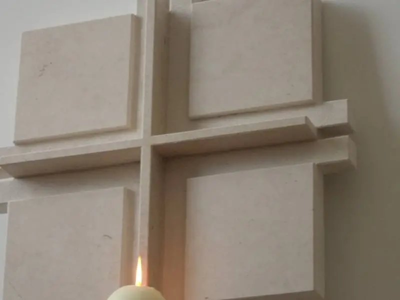 Esta cruz em pedra é um dos trabalhos de cantaria da Igreja na Madeira